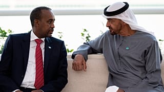 ولي عهد أبوظبي محمد بن زايد آل نهيان ورئيس الوزراء الصومالي محمد حسين روبلي 