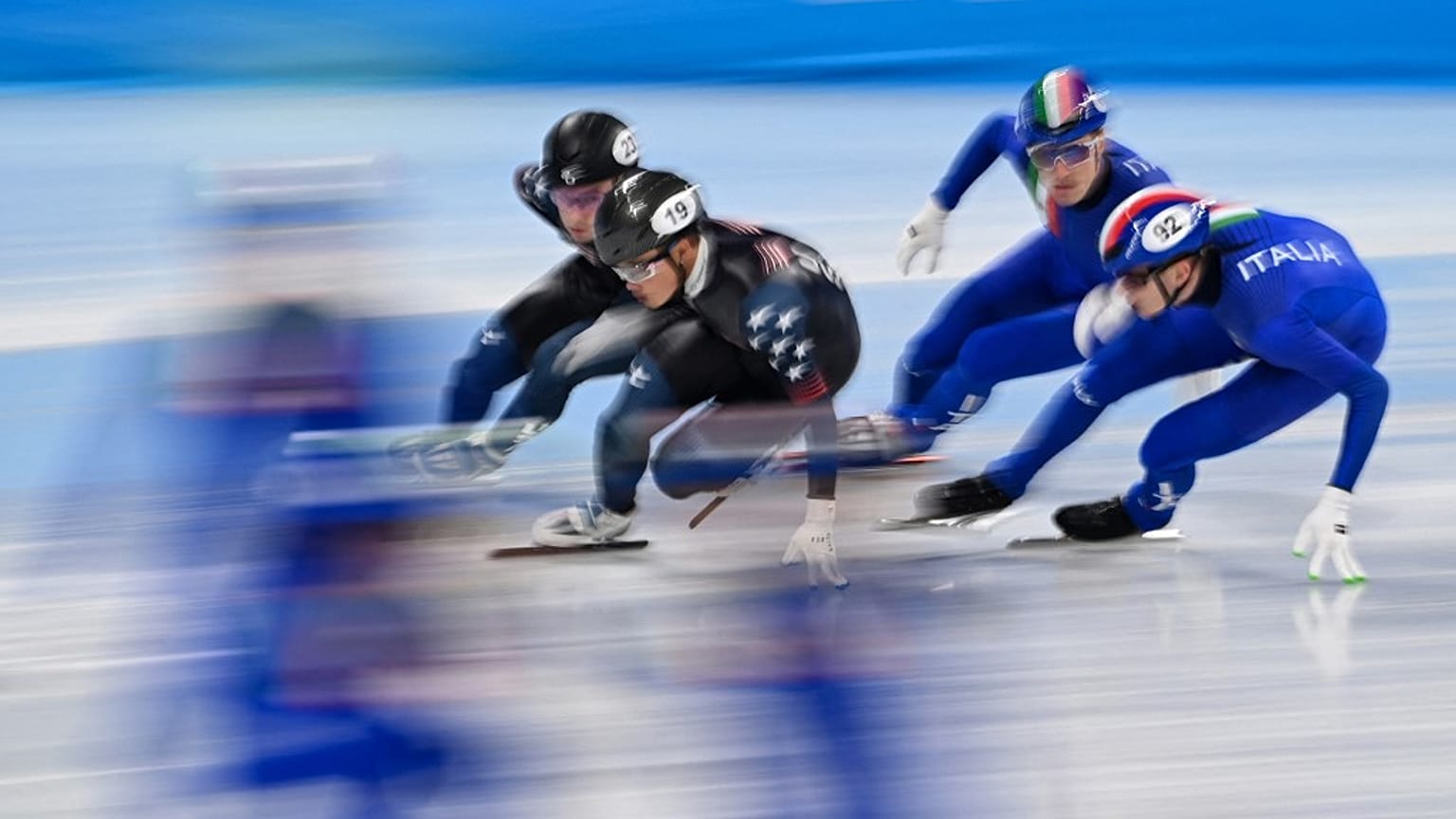 Gli italiani dello short track: una delle discipline in pista prima della cerimonia d'apertura ufficiale