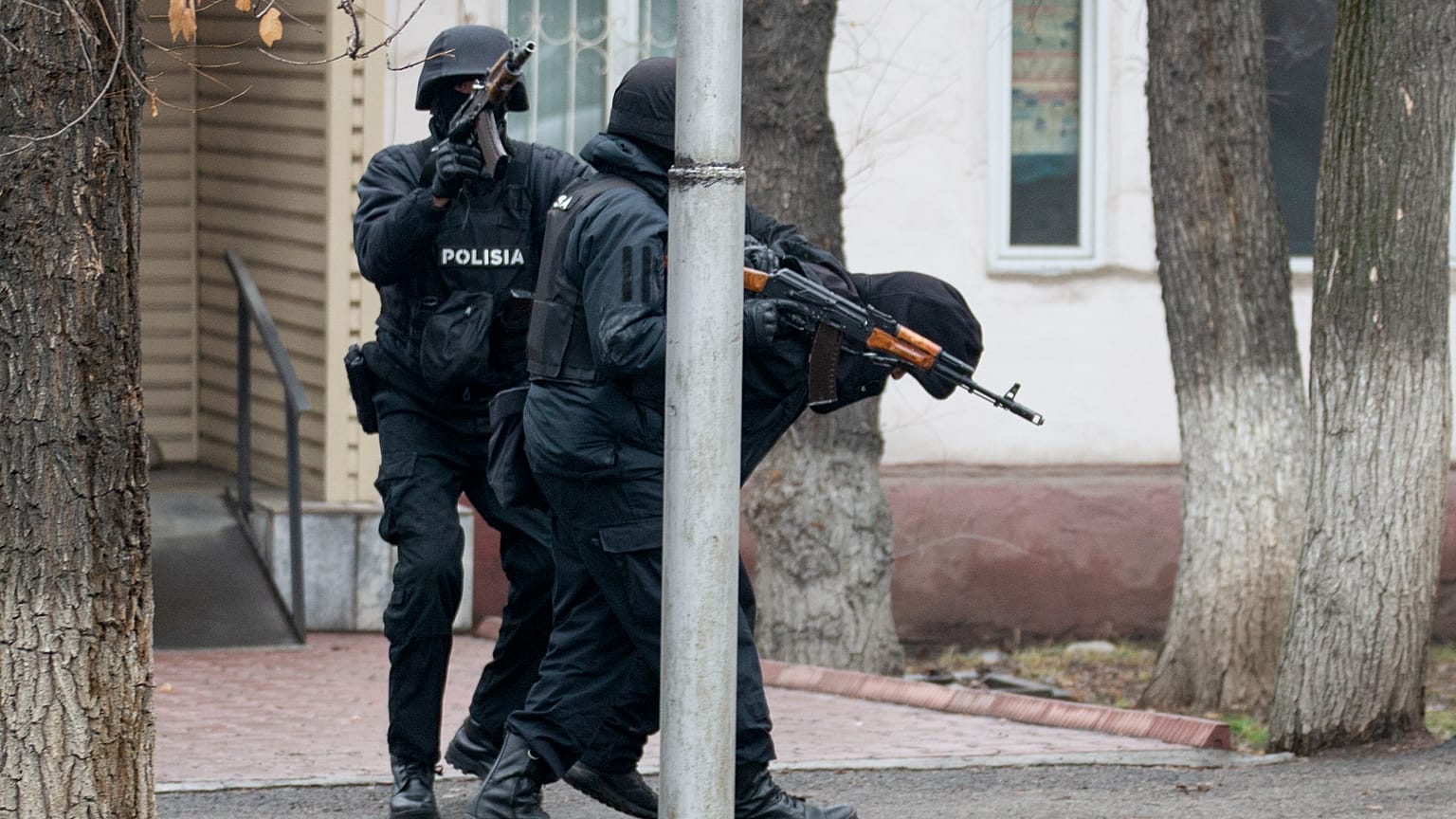 Kazakistan'ın Almatı kentinde polis tarafından gözaltına alınan bir gösterici