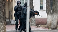 Kazakistan'ın Almatı kentinde polis tarafından gözaltına alınan bir gösterici