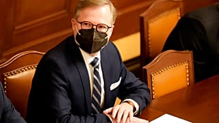 Petr Fiala cseh miniszterelnök a parlamentben 
