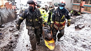 Equipas de socorro transportam uma das vítimas da derrocada em Quito