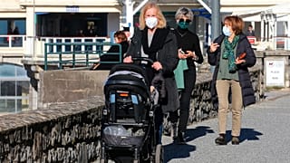 Fransa'nın Saint-Jean-de-Luz kasabasında yolda maskeleriyle yürüyen vatandaşlar