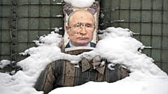 Una efigie del presidente ruso Vladimir Putin, acribillada a balazos, en la región de Lugansk, en el este de Ucrania