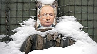 Una efigie del presidente ruso Vladimir Putin, acribillada a balazos, en la región de Lugansk, en el este de Ucrania