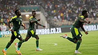 السنغالي إدريسا جانا جوي، على اليمين بعد تسجيله الهدف الثاني لفريقه خلال مباراة نصف نهائي كأس أمم أفريقيا لكرة القدم بين بوركينا فاسو والسنغال على ملعب أحمدو أهيدجو