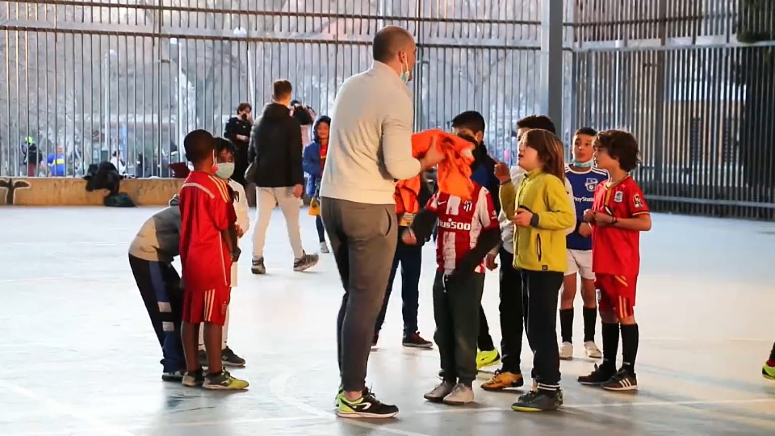 Reményt, oktatást és biztonságot ad a bevándorló gyerekeknek egy spanyol fociklub 
