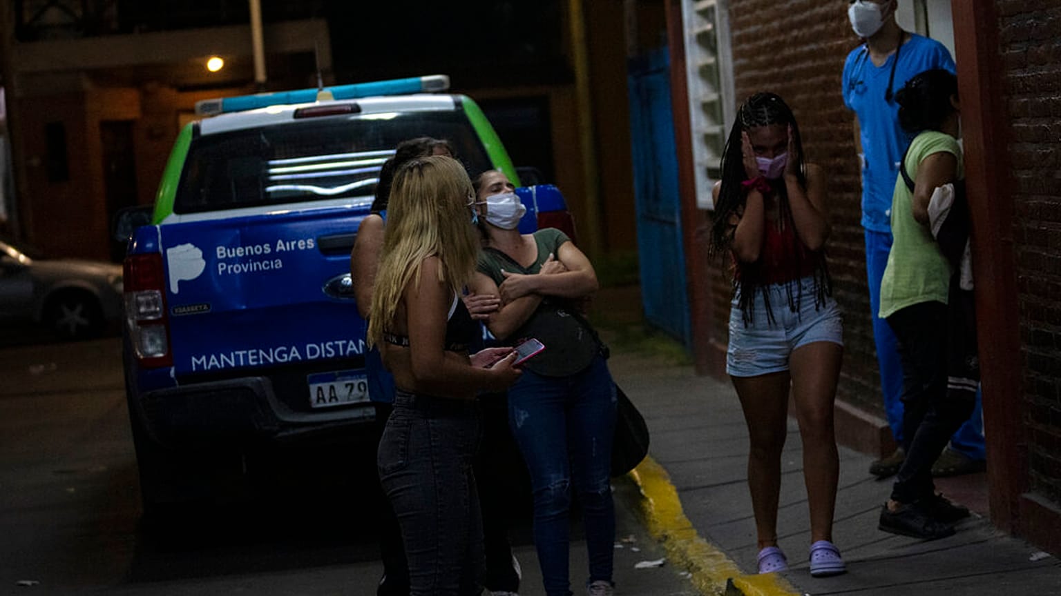 La disperazione dei famigliari delle vittime dell'intossicazione da cocaina adulterata, fuori da un ospedale di Buenos Aires