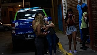 La disperazione dei famigliari delle vittime dell'intossicazione da cocaina adulterata, fuori da un ospedale di Buenos Aires