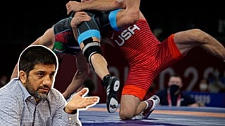 عکس زمینه: کشتی ایرج عباسی، و علیرضا دبیر، رئیس فدراسیون کشتی ایران