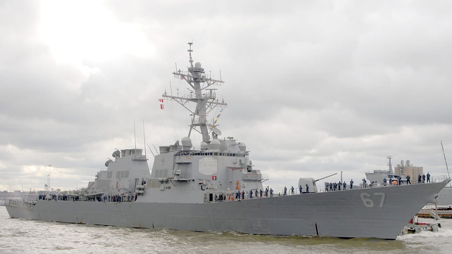 Archív felvétel: az amerikai USS Cole hadihajó, amelyet hamarosan az emírségekbe vezényelnek