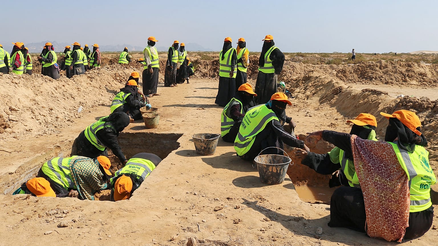 نساء يمنيات يعملن على استخراج الملح من أحواض قمن بحفرها
