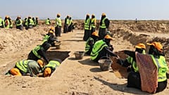 نساء يمنيات يعملن على استخراج الملح من أحواض قمن بحفرها