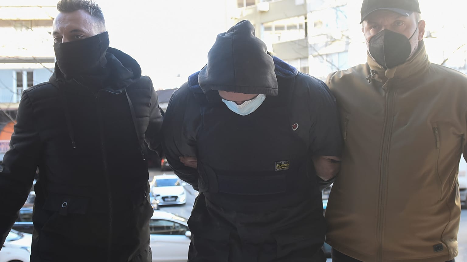 Στον εισαγγελέα ποινικής δίωξης οδηγείται ο 23χρονος, που συνελήφθη για εμπλοκή στη δολοφονική επίθεση εναντίον του 19χρονου, τα ξημερώματα της περασμένης Τρίτης, στην περ