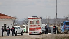 Τούρκοι αστυνομικοί και ασθενοφόρα στο σημείο όπου εντοπίστηκαν οι νεκροί μετανάστες