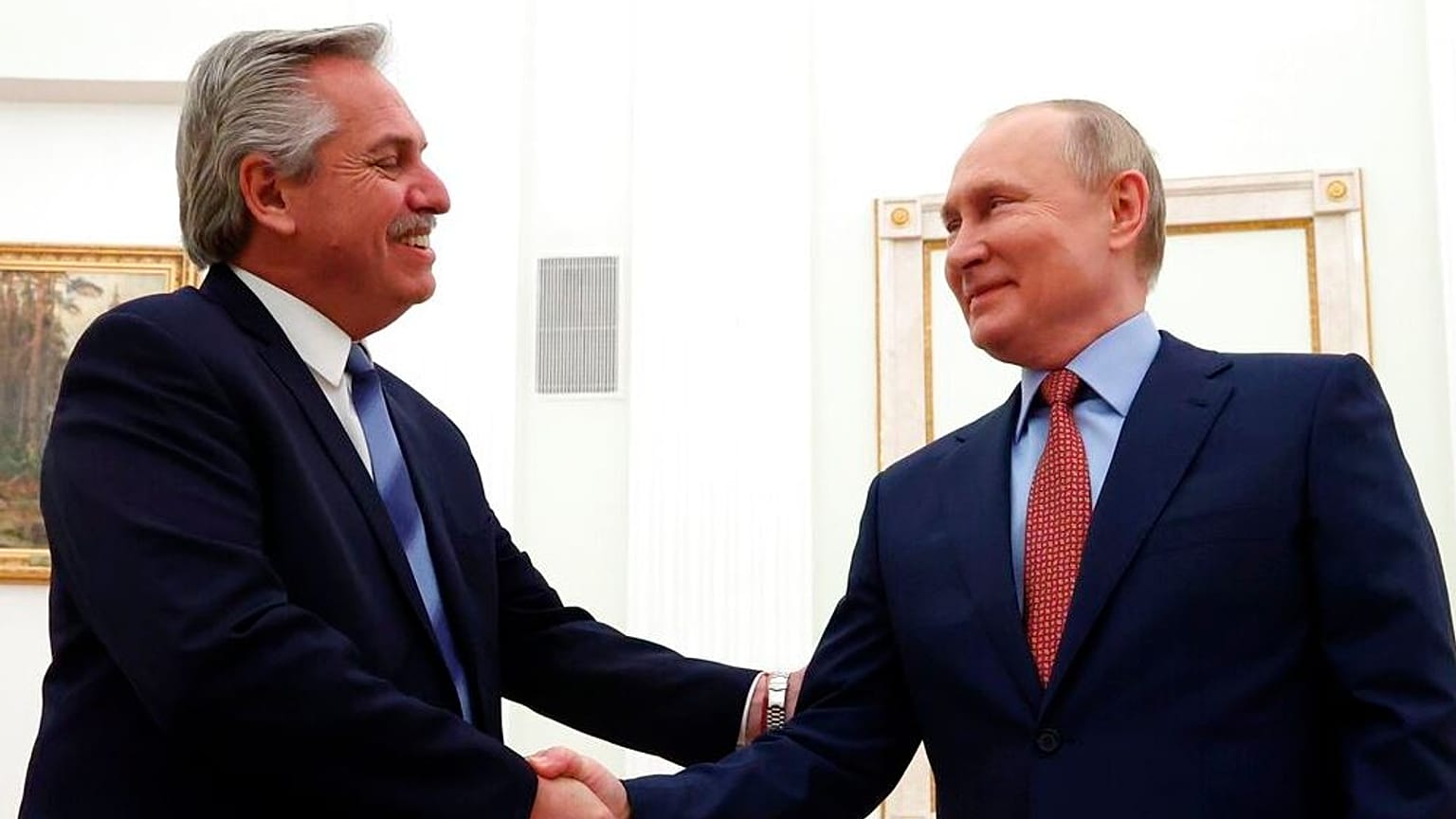 El presidente argentino, Alberto Fernández, y el ruso, Vladímir Putin, durante su encuentro en Moscú