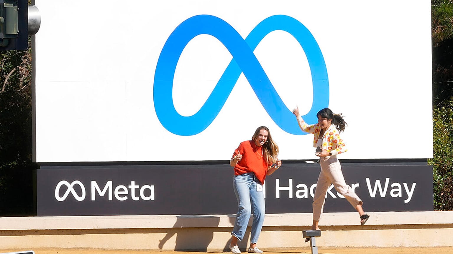 Facebook metaverse'e verdiği önemi göstermek için çatı şirketin adını Meta olarak değiştirdi