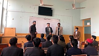طلاب في جامعة ننجرهار شرق كابول بعد قرار طالبان  فتح الجامعات في ست مقاطعات