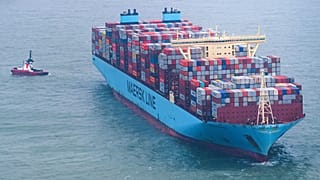 The 'Mumbai Maersk' was surrounded by tugs in the North Sea near the island of Wangerooge.