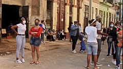 Cubanos esperan para conseguir leche en polvo para sus hijos. La Habana, Cuba