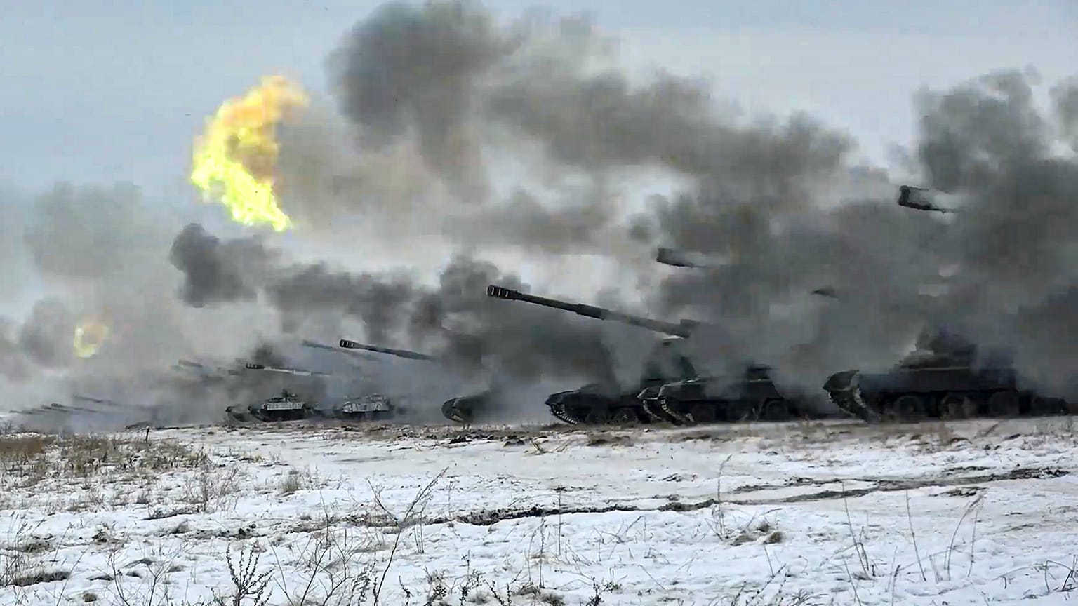 En esta imagen tomada de un vídeo muestra tanques del Ejército ruso que disparan durante ejercicios militares cerca de Orenburg, Rusia, el 16 de diciembre de 2021.