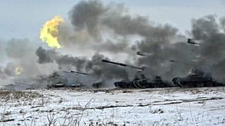 En esta imagen tomada de un vídeo muestra tanques del Ejército ruso que disparan durante ejercicios militares cerca de Orenburg, Rusia, el 16 de diciembre de 2021.