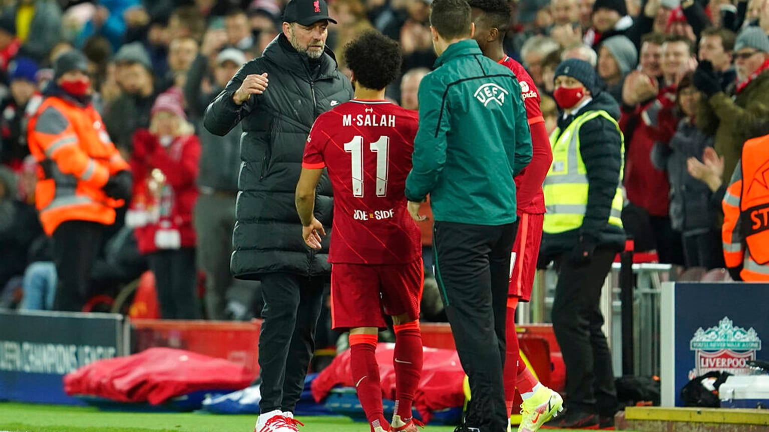 Jürgen Klopp nimmt seinen Star Mohamed Salah vom Feld im CL-Spiel gegen FC Porto im November 2021