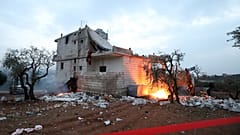 L'abitazione del leader del sedicente Stato Islamico, dopo il raid delle forze statunitensi. Washington sostiene che si sia fatto saltare in aria, uccidendo la sua famiglia