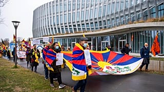 Активисты на акции протеста в Лозанне. 