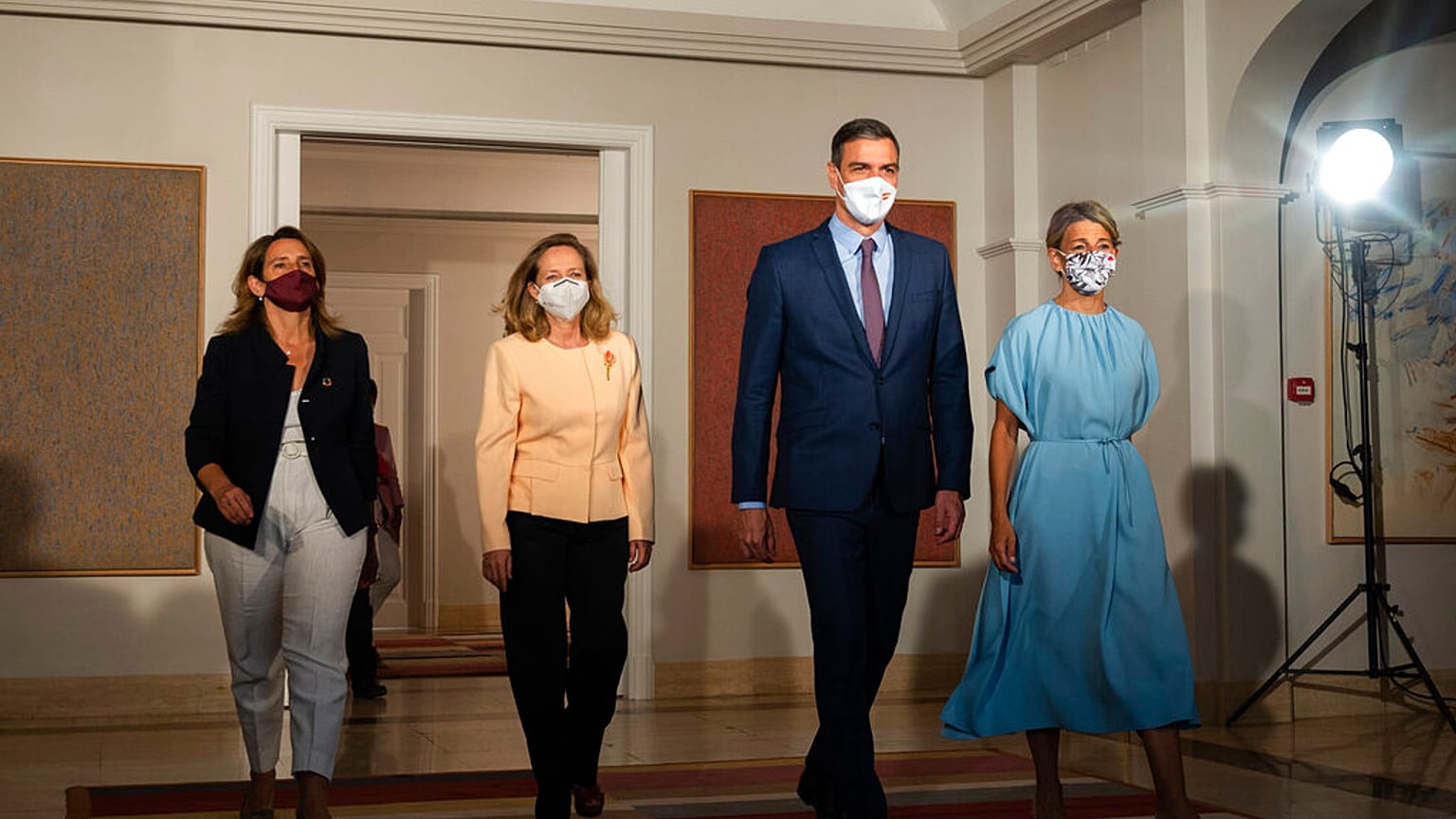 Pedro Sánchez camina junto a la ministra de Trabajo, Yolanda Díaz, (derecha) y la ministra de Economía, Nadia Calviño (izquierda).