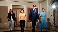 Pedro Sánchez camina junto a la ministra de Trabajo, Yolanda Díaz, (derecha) y la ministra de Economía, Nadia Calviño (izquierda).