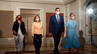 Pedro Sánchez camina junto a la ministra de Trabajo, Yolanda Díaz, (derecha) y la ministra de Economía, Nadia Calviño (izquierda).