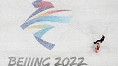 متزلجان على الجليد يتدربان قبل دورة الألعاب الأولمبية الشتوية لعام 2022، الصين.