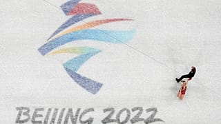 متزلجان على الجليد يتدربان قبل دورة الألعاب الأولمبية الشتوية لعام 2022، الصين.