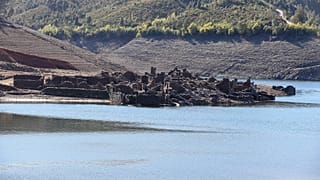 Seca em Portugal faz reaparecer ruínas da aldeia do Vilar