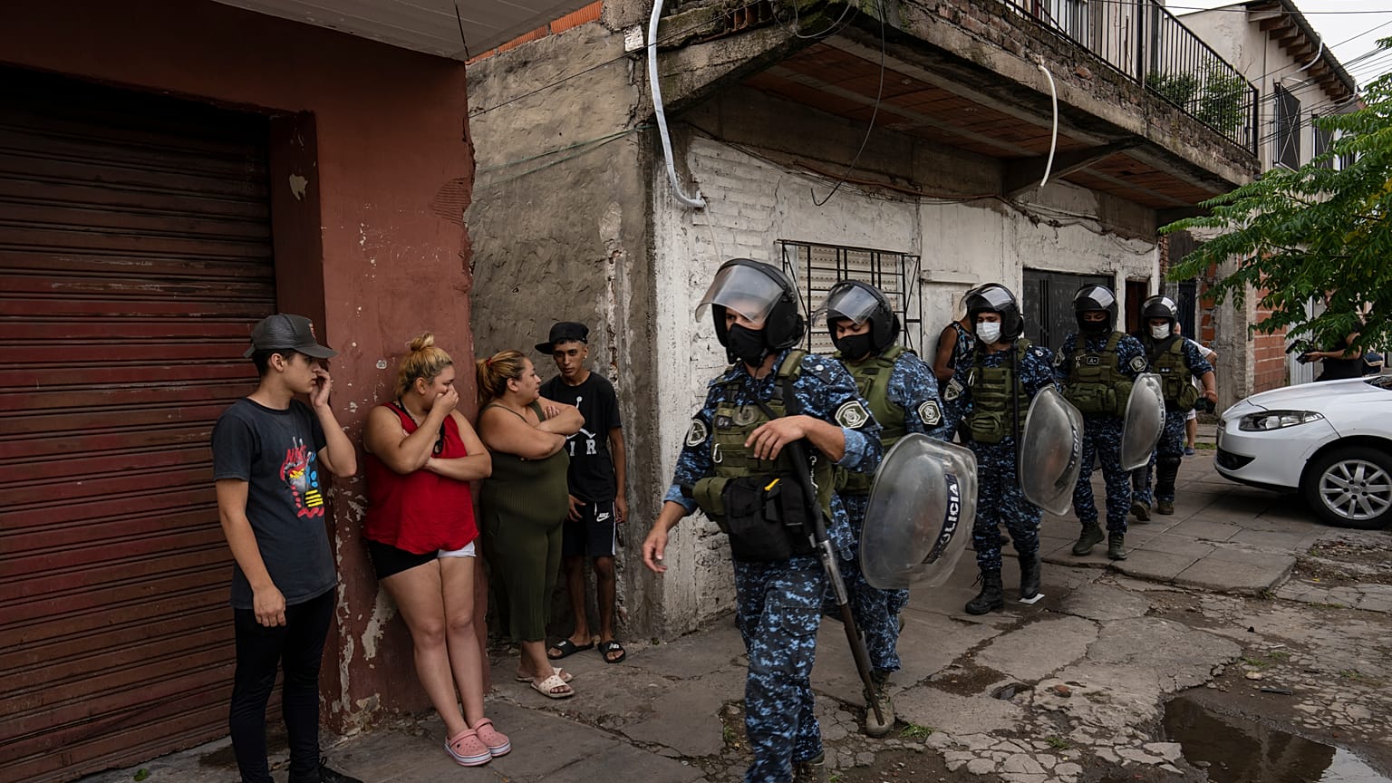 Policías antimotines participan en un operativo en la villa de emergencia de Villa Sarmiento en Buenos Aires, Argentina, el 3 de febrero de 2022.