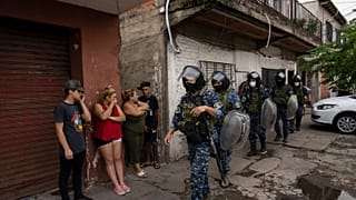 Policías antimotines participan en un operativo en la villa de emergencia de Villa Sarmiento en Buenos Aires, Argentina, el 3 de febrero de 2022.