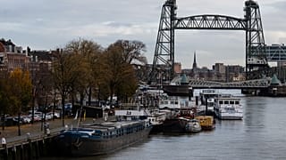 جسر  كونينغشفنبروغ - "Koningshavenbrug"  المعروف باسم "De Hef" في روتردام - هولندا.