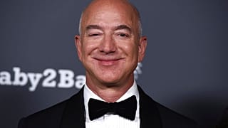 Der Amerikaner Jeff Bezos hat den Tesla-CEO Elon Musk überholt und ist jetzt wieder der reichste Mann der Welt. 
