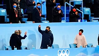 Le président chinois Xi Jinping saluant le public à côté de son épouse Peng Liyuan, à la cérémonie d'ouverture
