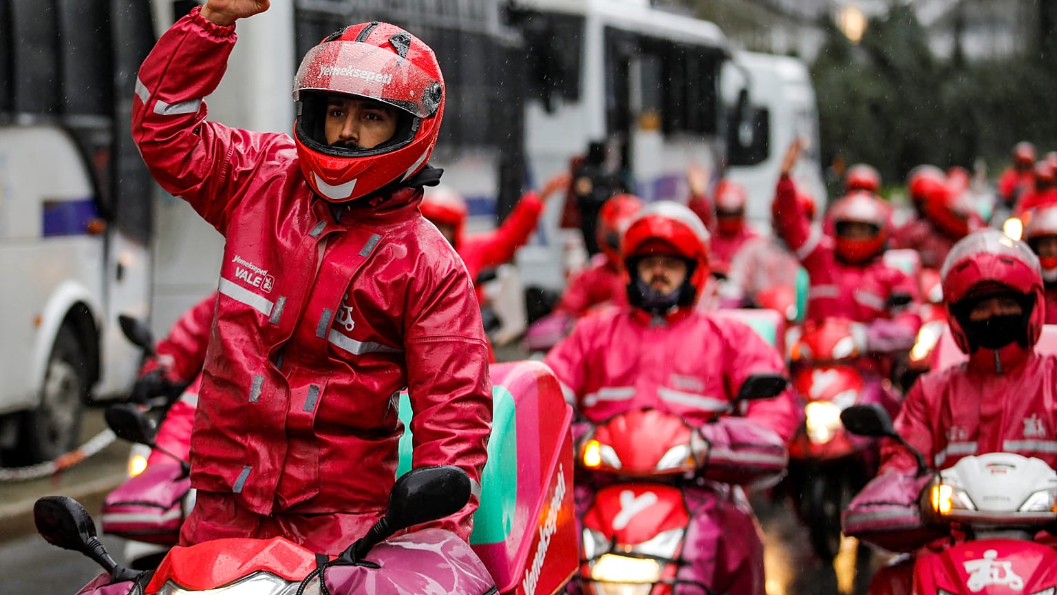 Maaş zammı talep eden motorlu kuryeler