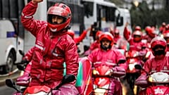 Maaş zammı talep eden motorlu kuryeler