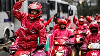Maaş zammı talep eden motorlu kuryeler