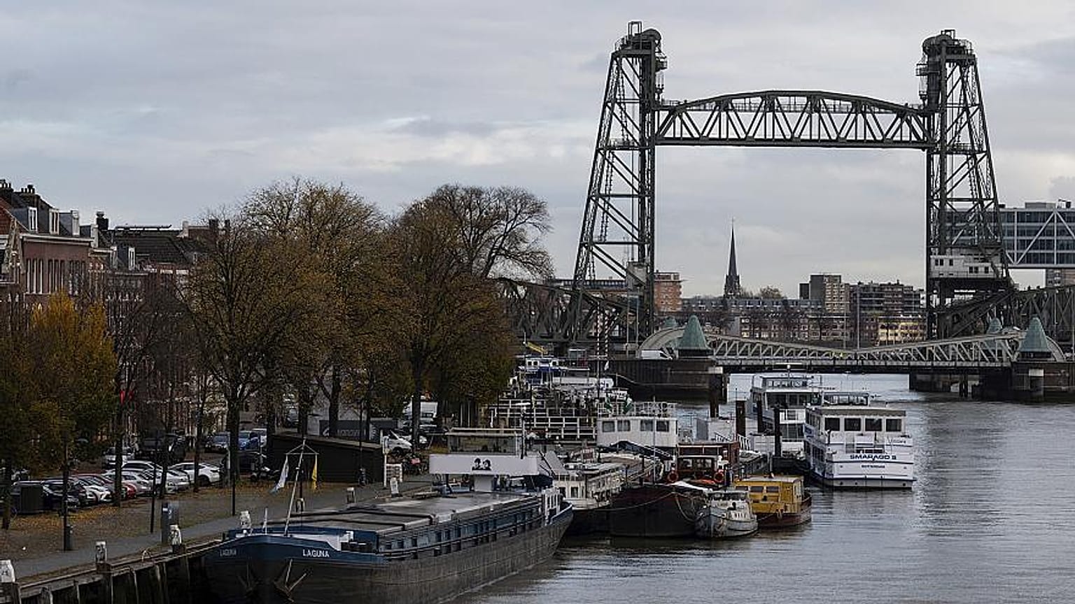 eEl canal de Rotterdam Koningshaven con el puente "De Hef" al fondo