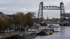 eEl canal de Rotterdam Koningshaven con el puente "De Hef" al fondo