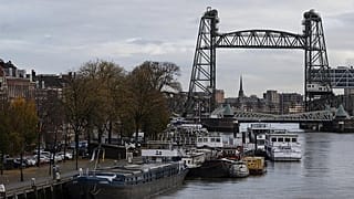 eEl canal de Rotterdam Koningshaven con el puente "De Hef" al fondo