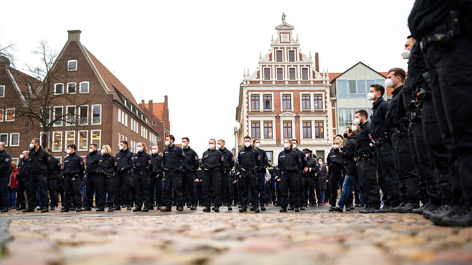 Polizeibeamte während einer Schweigeminute auf dem Marktplatz im rheinland-pfälzischen Lüneburg, 4. Februar 2022.