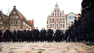 Polizeibeamte während einer Schweigeminute auf dem Marktplatz im rheinland-pfälzischen Lüneburg, 4. Februar 2022.