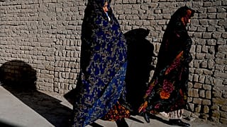 نساء على الطريق في منطقة خواجة كوزا غار في هرات - أفغانستان