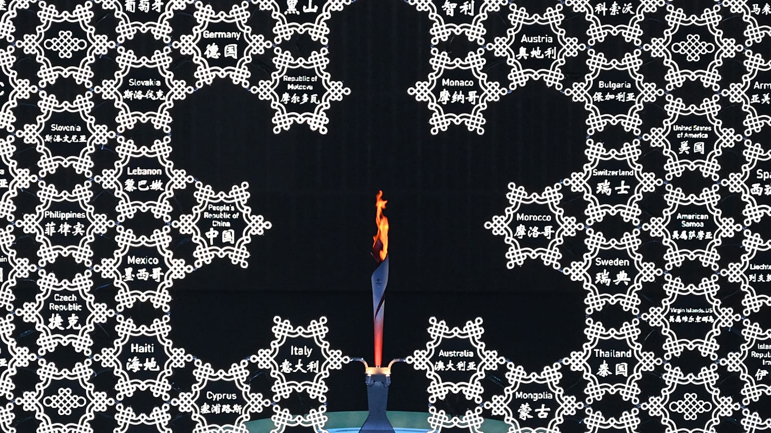 La flamme olympique brillant dans le ciel de Pékin, le 4 février 2022.
